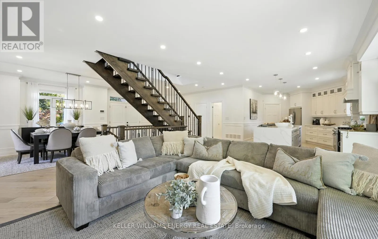 96 KINGSDALE DRIVE