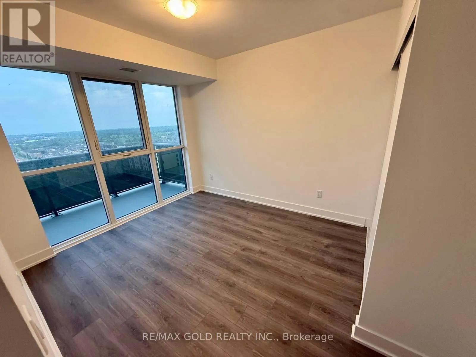 1206 - 2545 SIMCOE STREET N