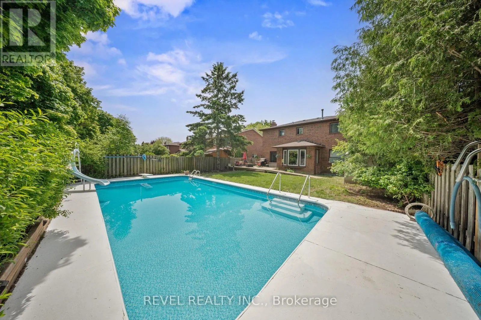 12 ROBINSON CRESCENT