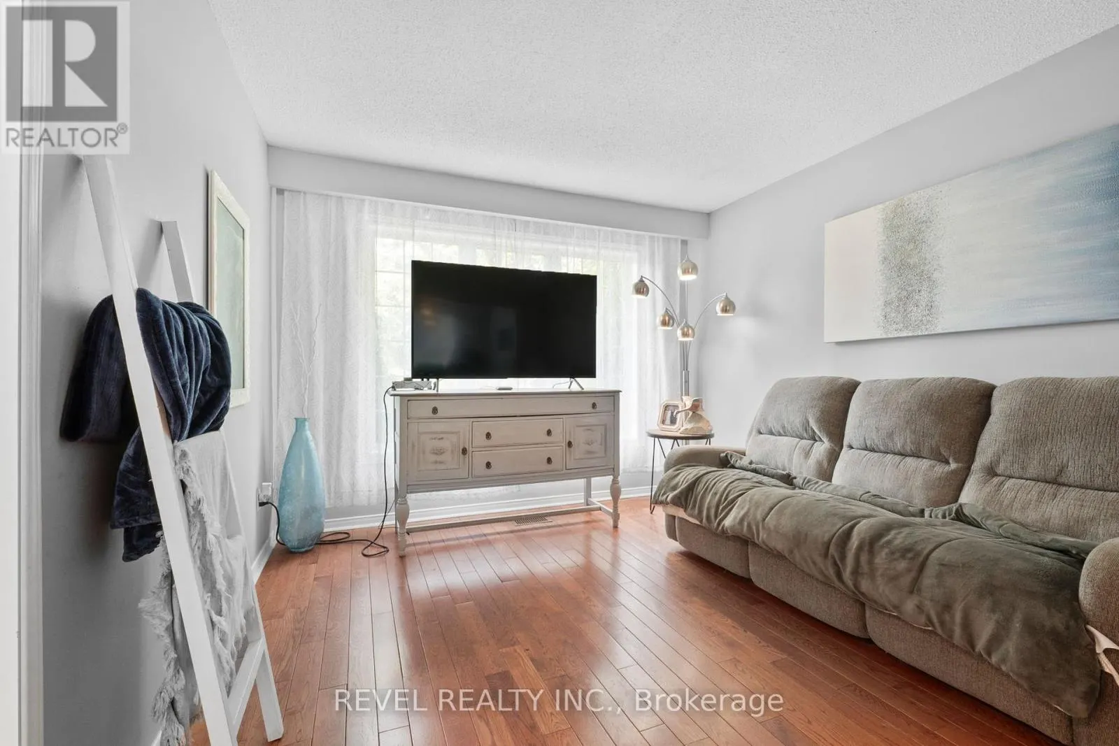 12 ROBINSON CRESCENT