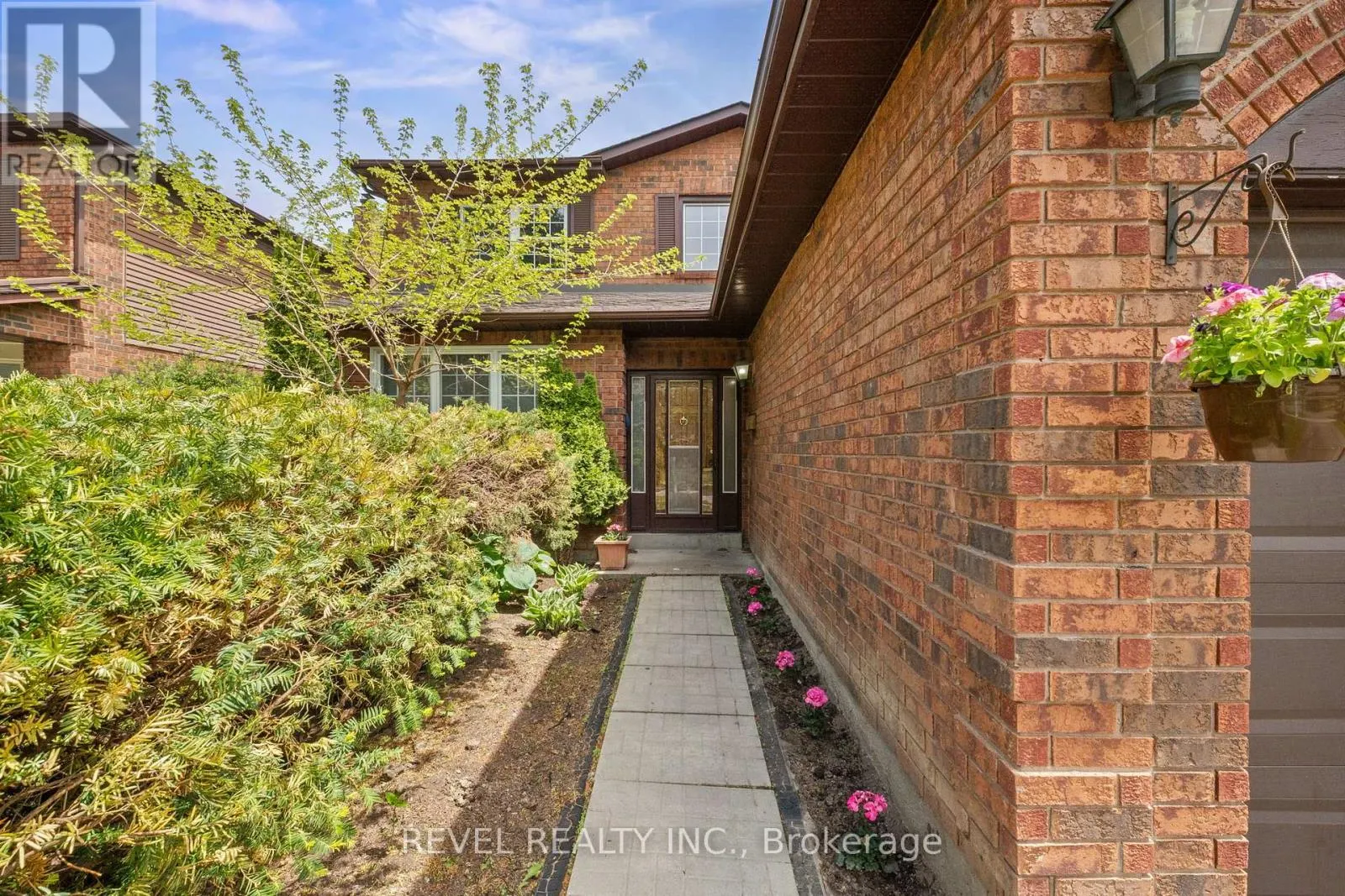 12 ROBINSON CRESCENT
