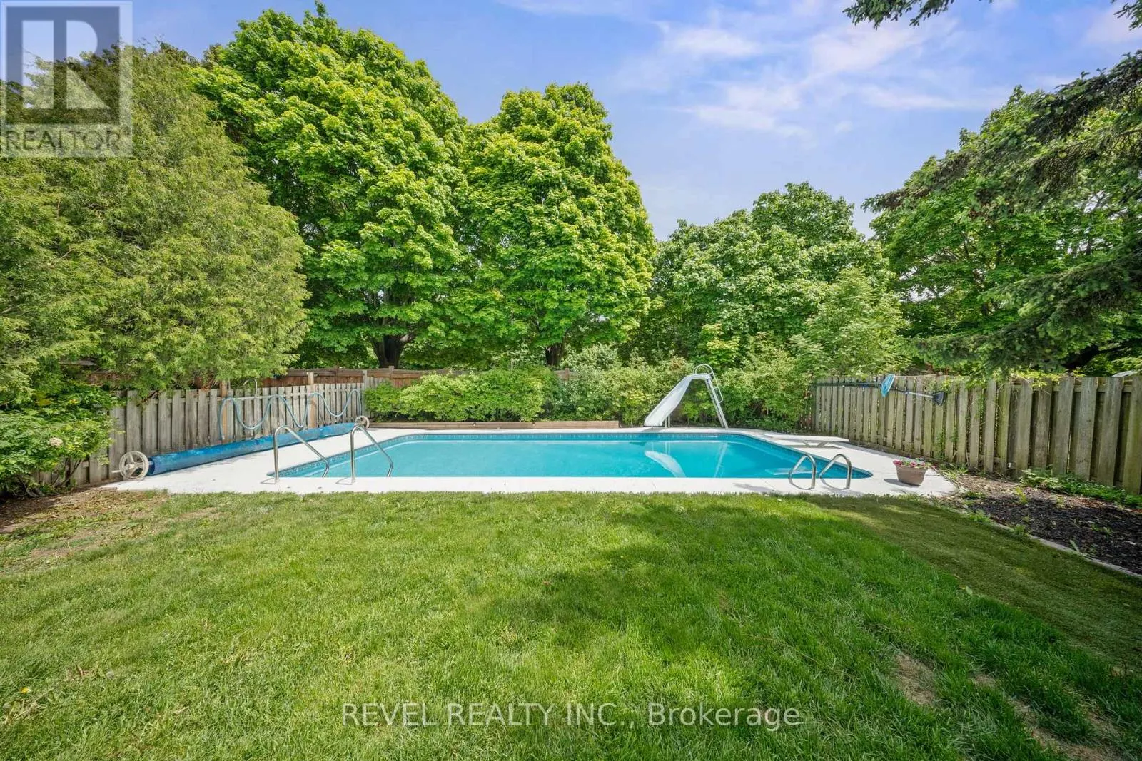 12 ROBINSON CRESCENT
