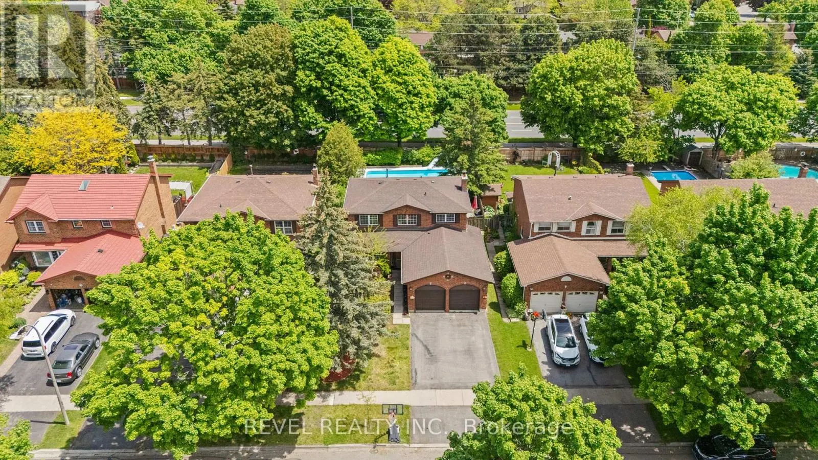 12 ROBINSON CRESCENT