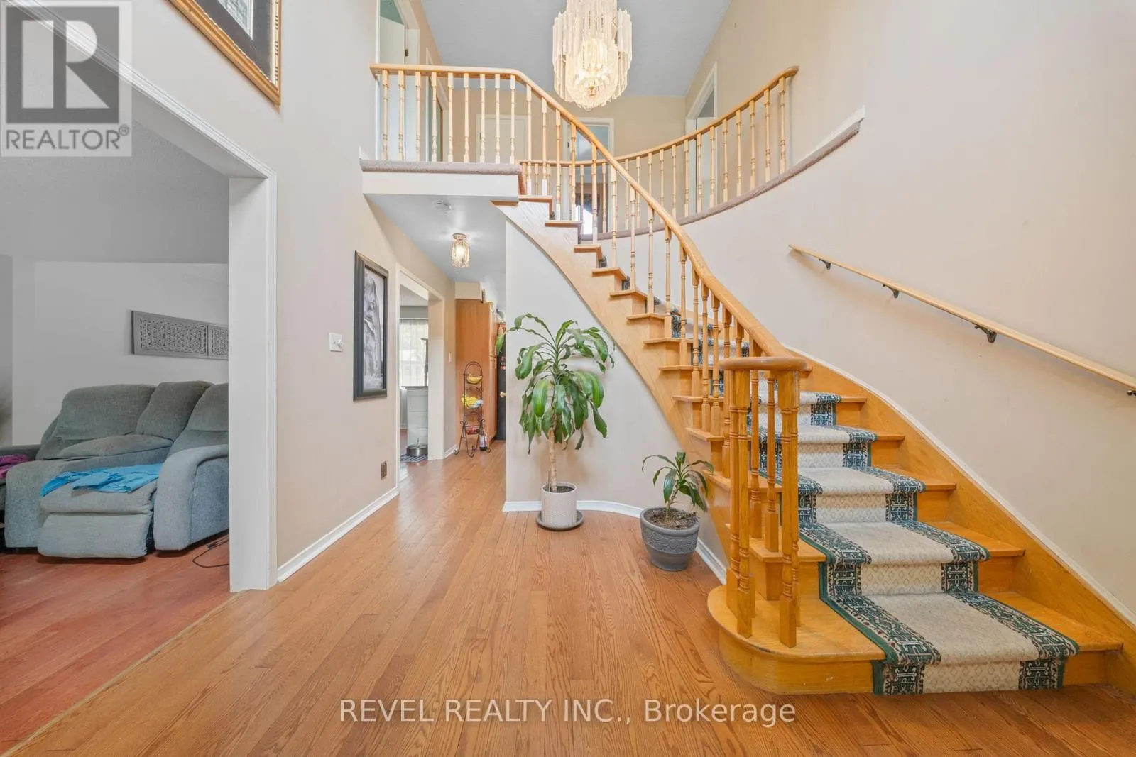 12 ROBINSON CRESCENT