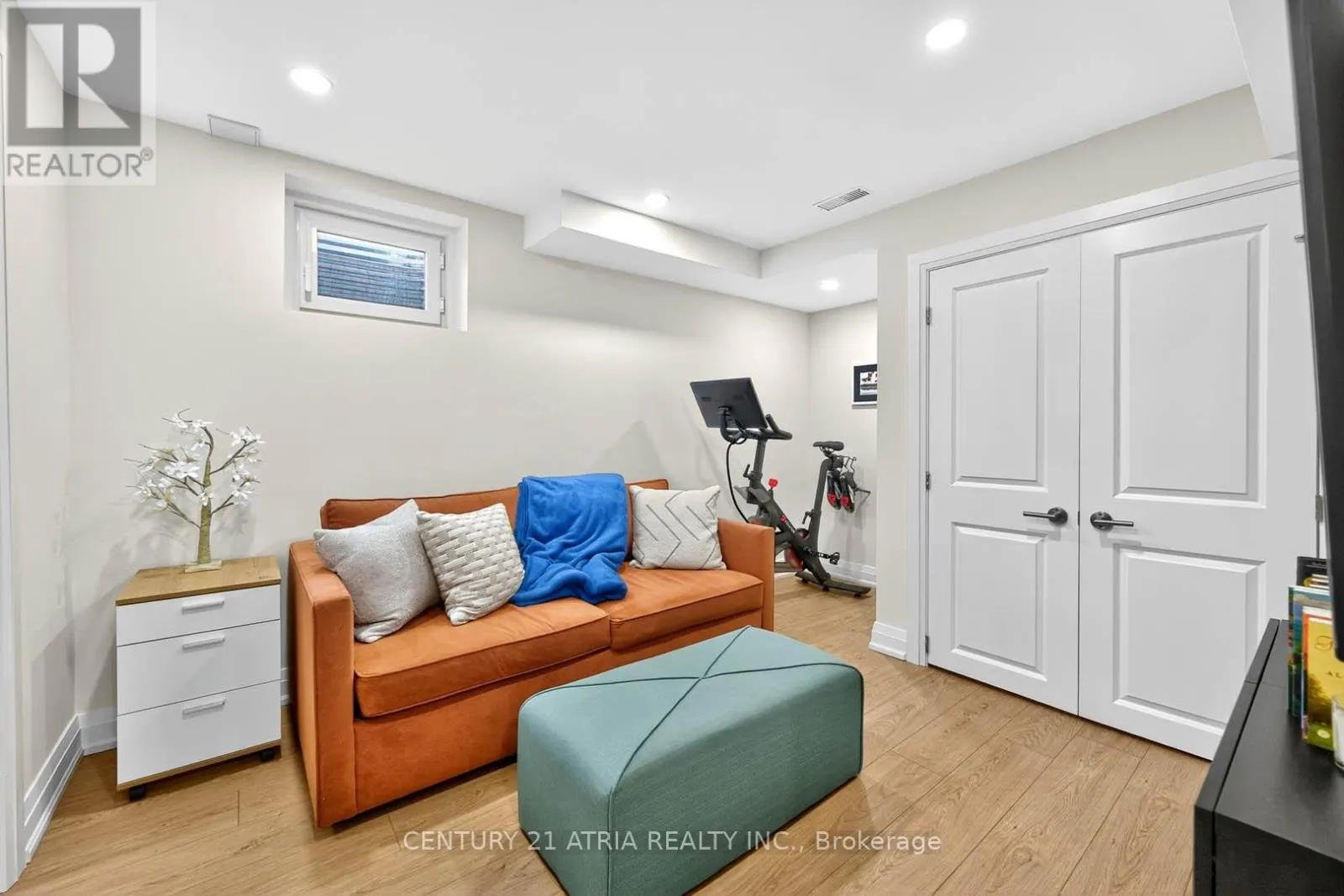 2888 FOXDEN SQUARE