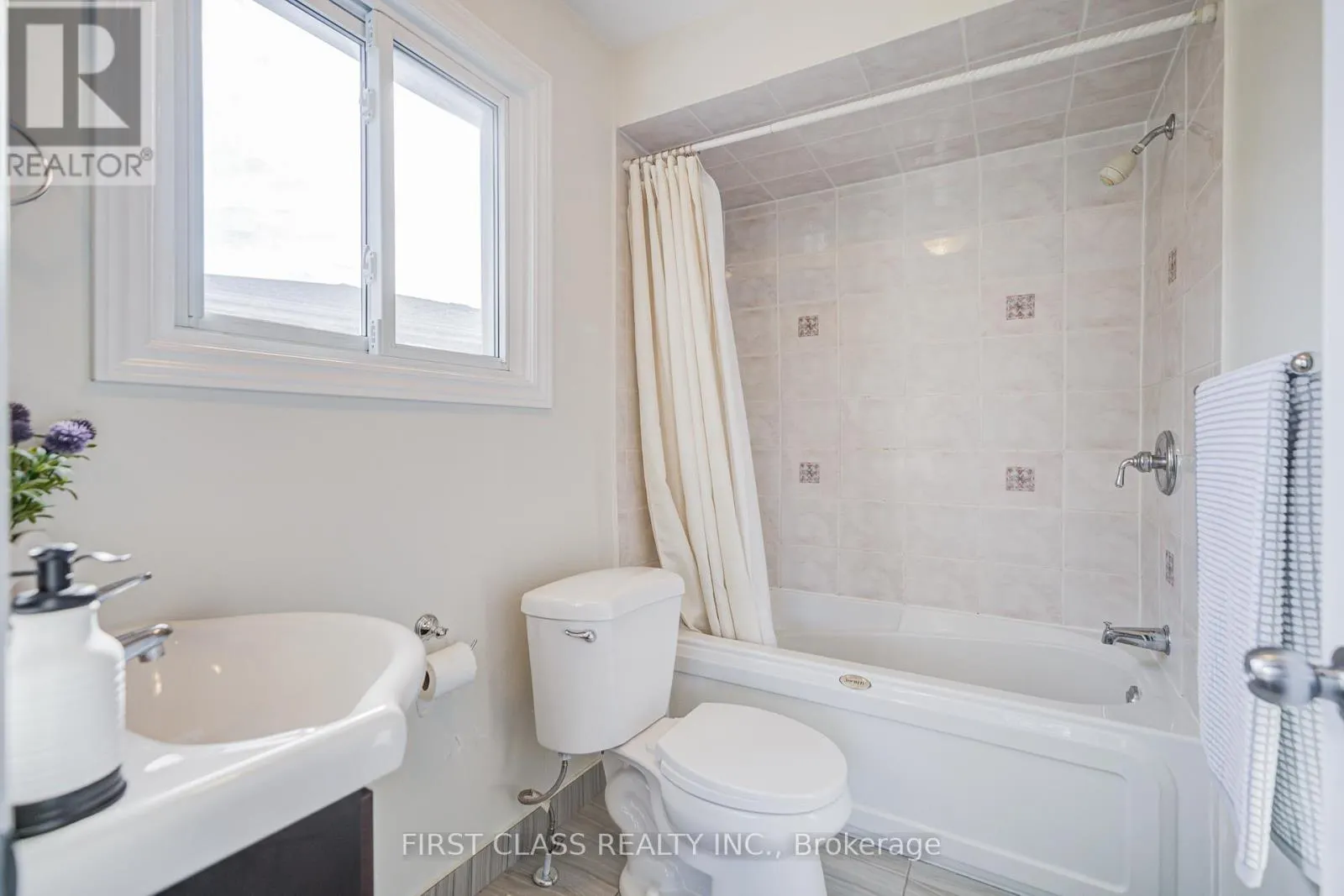53 TREETOPS COURT