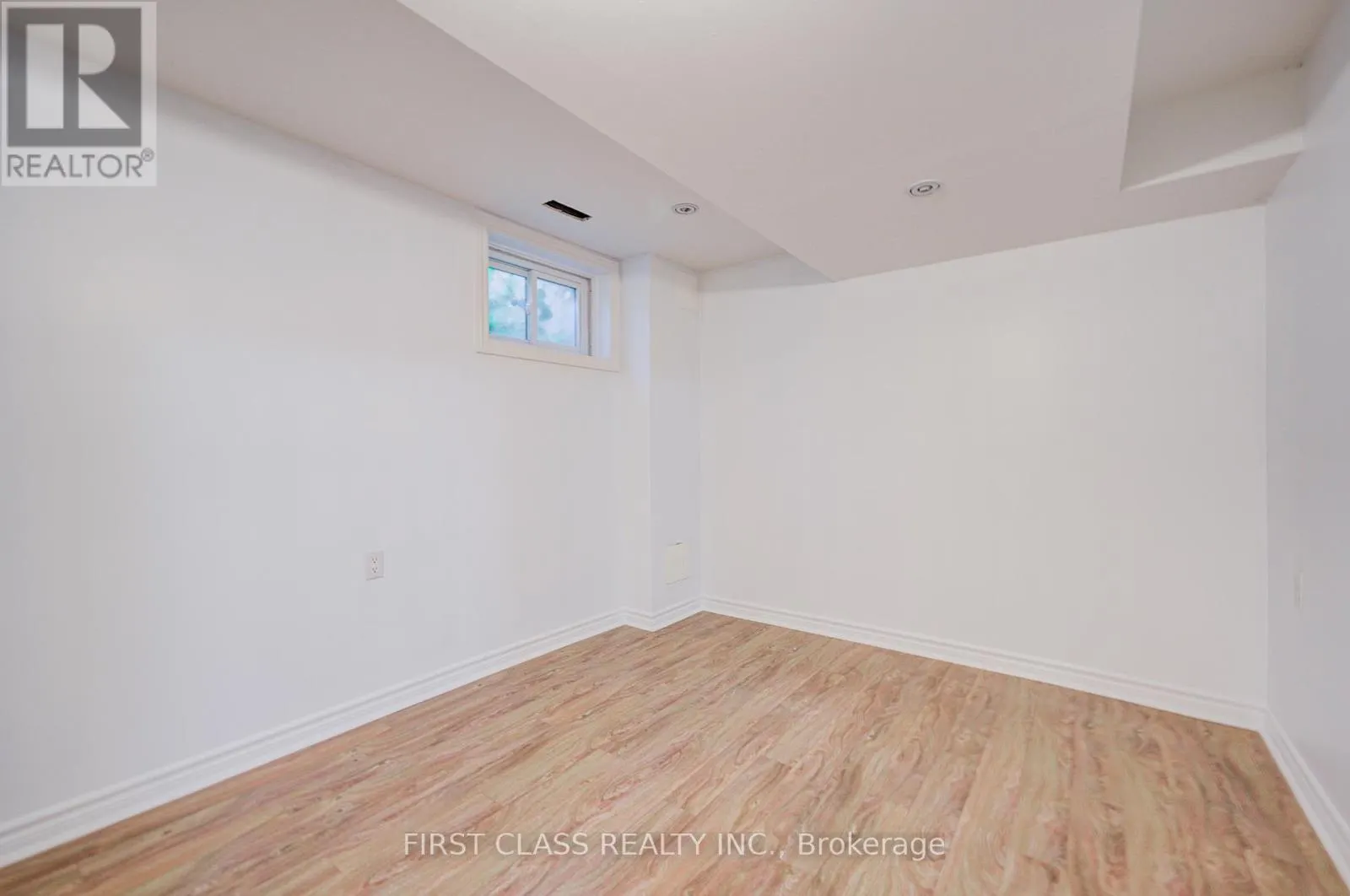 53 TREETOPS COURT