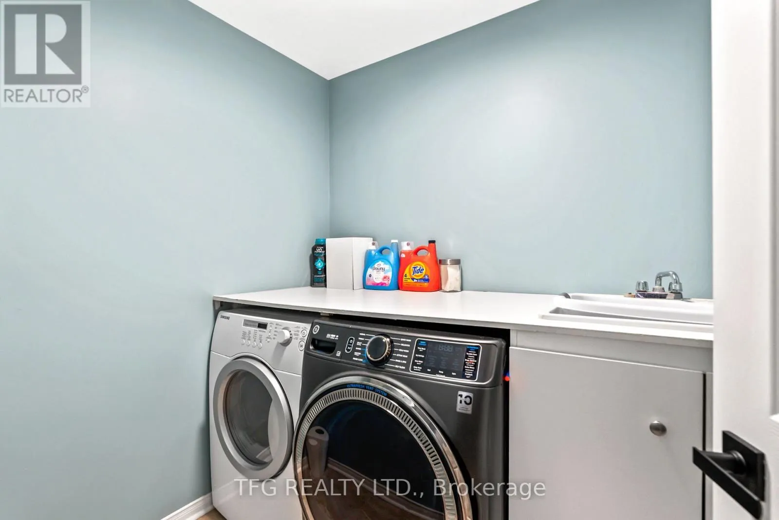 1187 ASHGROVE CRESCENT