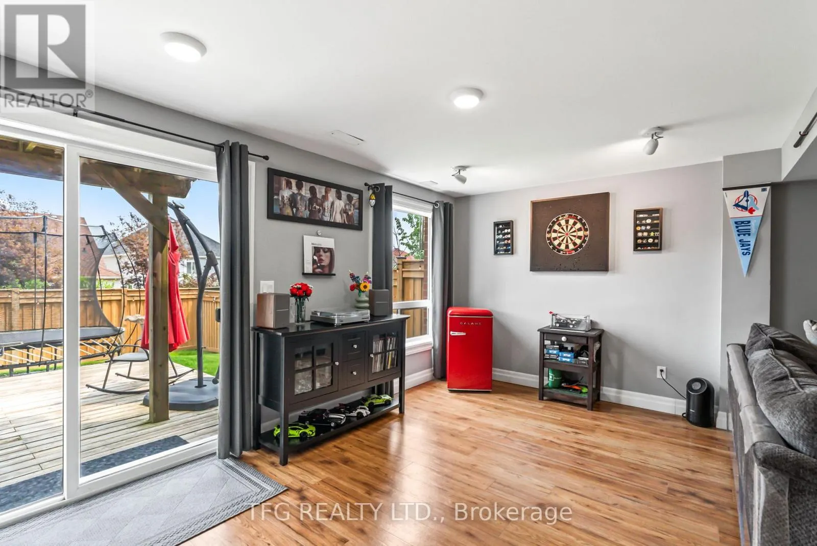 1187 ASHGROVE CRESCENT