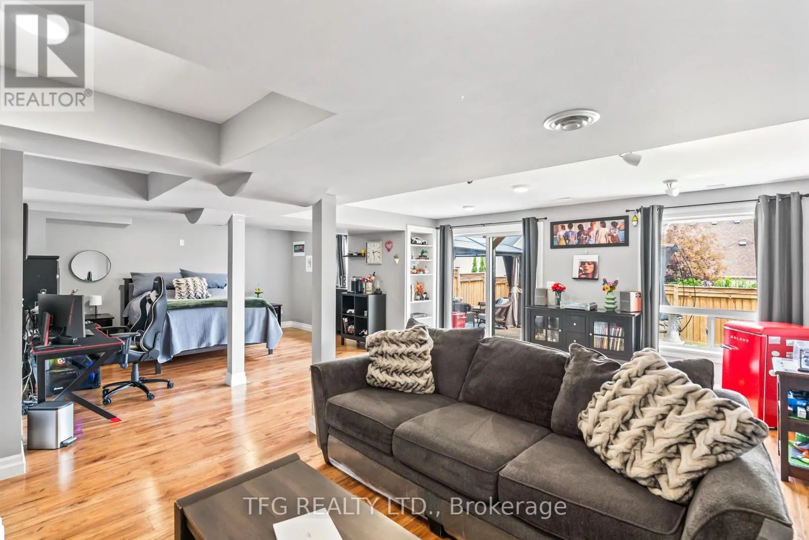 1187 ASHGROVE CRESCENT