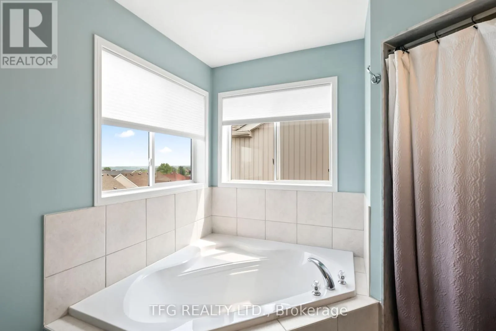 1187 ASHGROVE CRESCENT