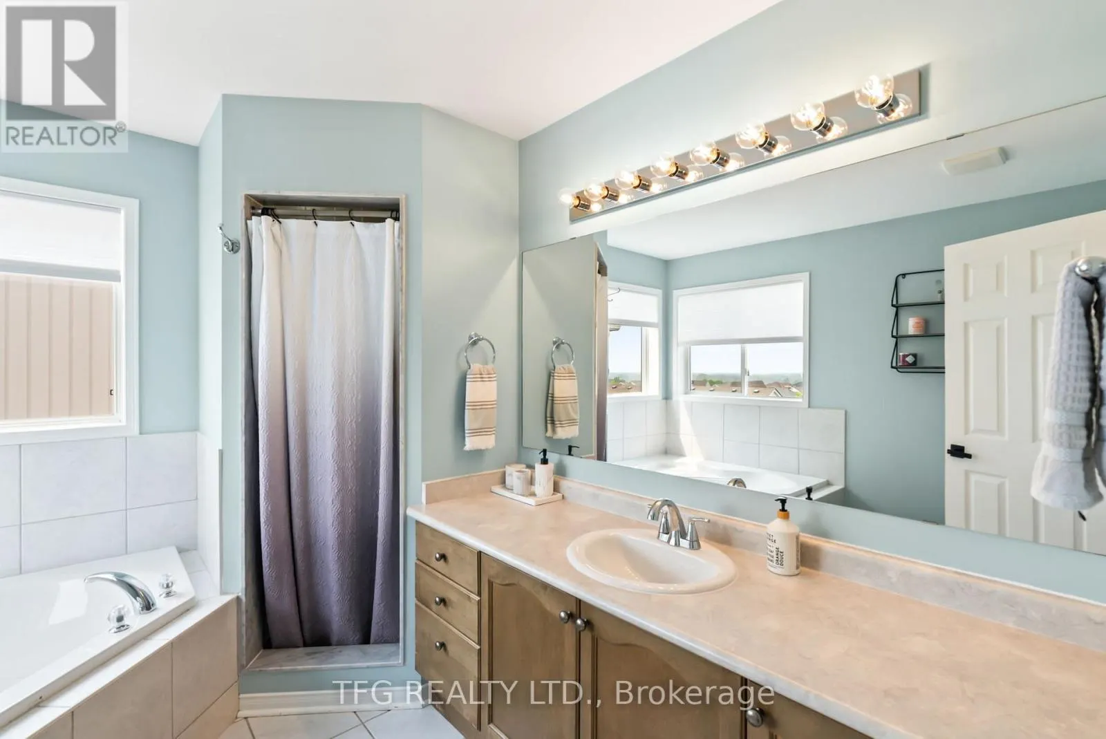 1187 ASHGROVE CRESCENT