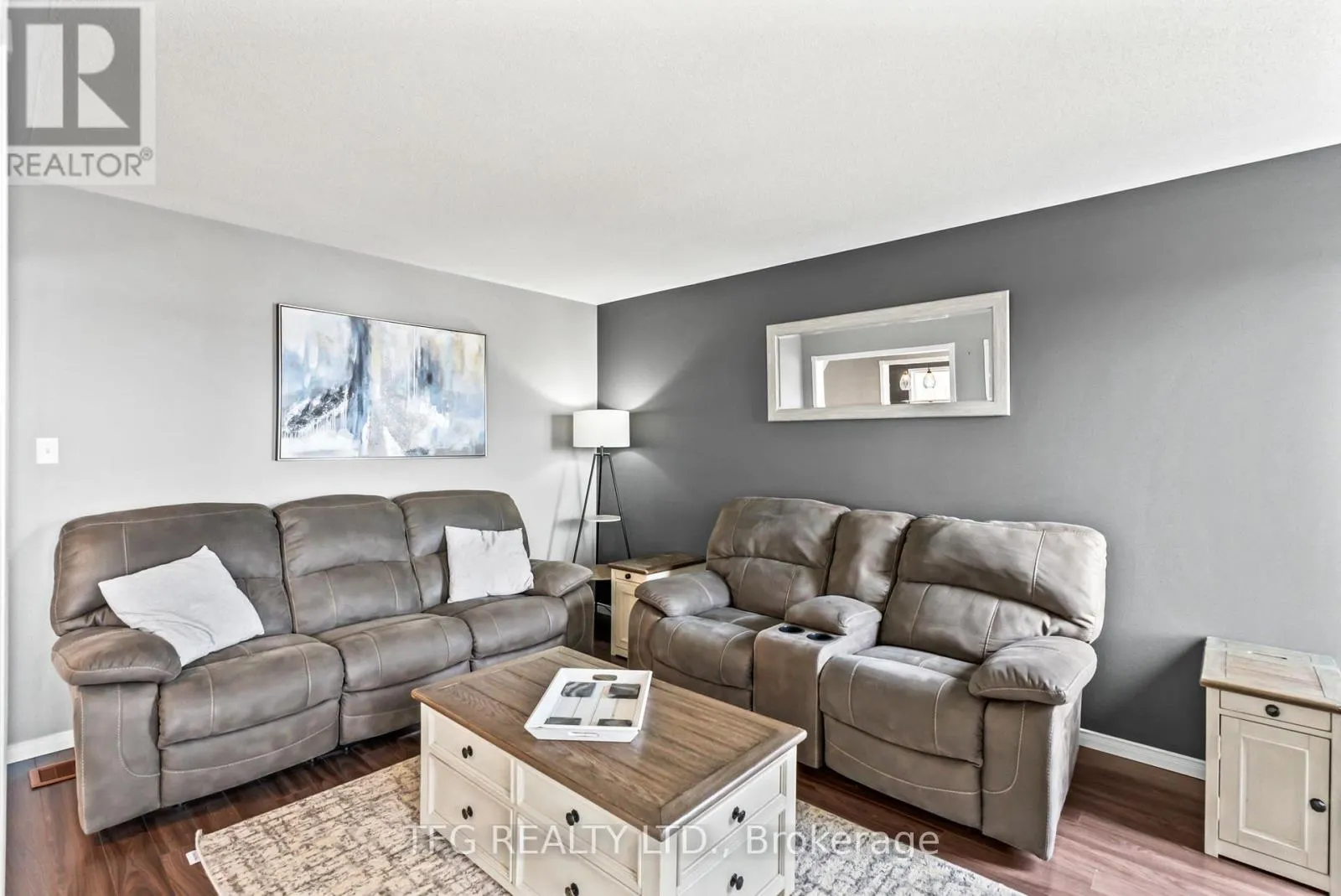 1187 ASHGROVE CRESCENT