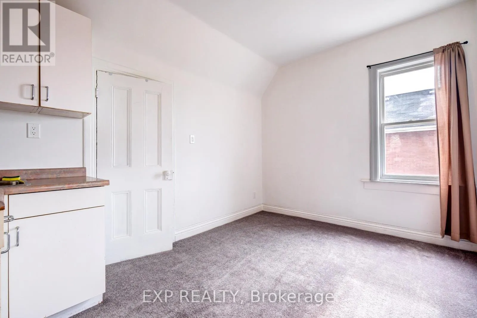 853 SIMCOE STREET S