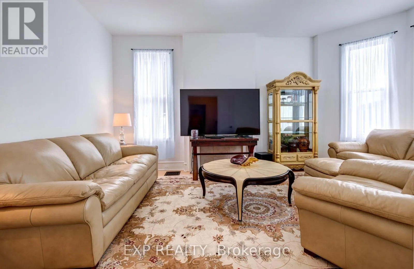 853 SIMCOE STREET S