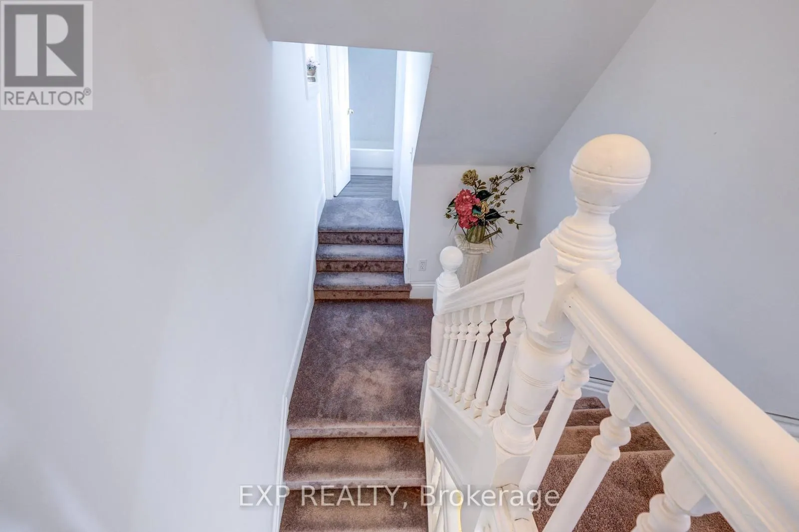 853 SIMCOE STREET S