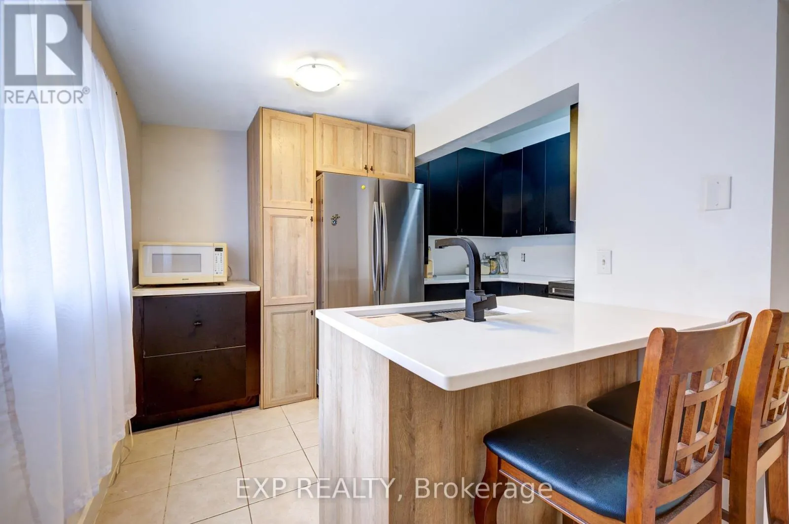 853 SIMCOE STREET S