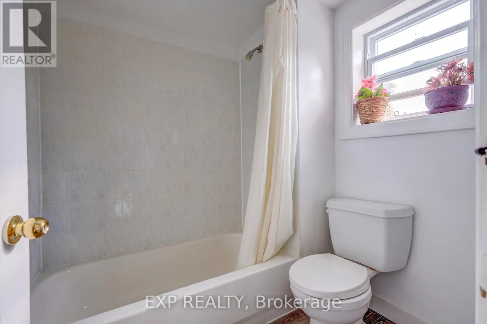 853 SIMCOE STREET S