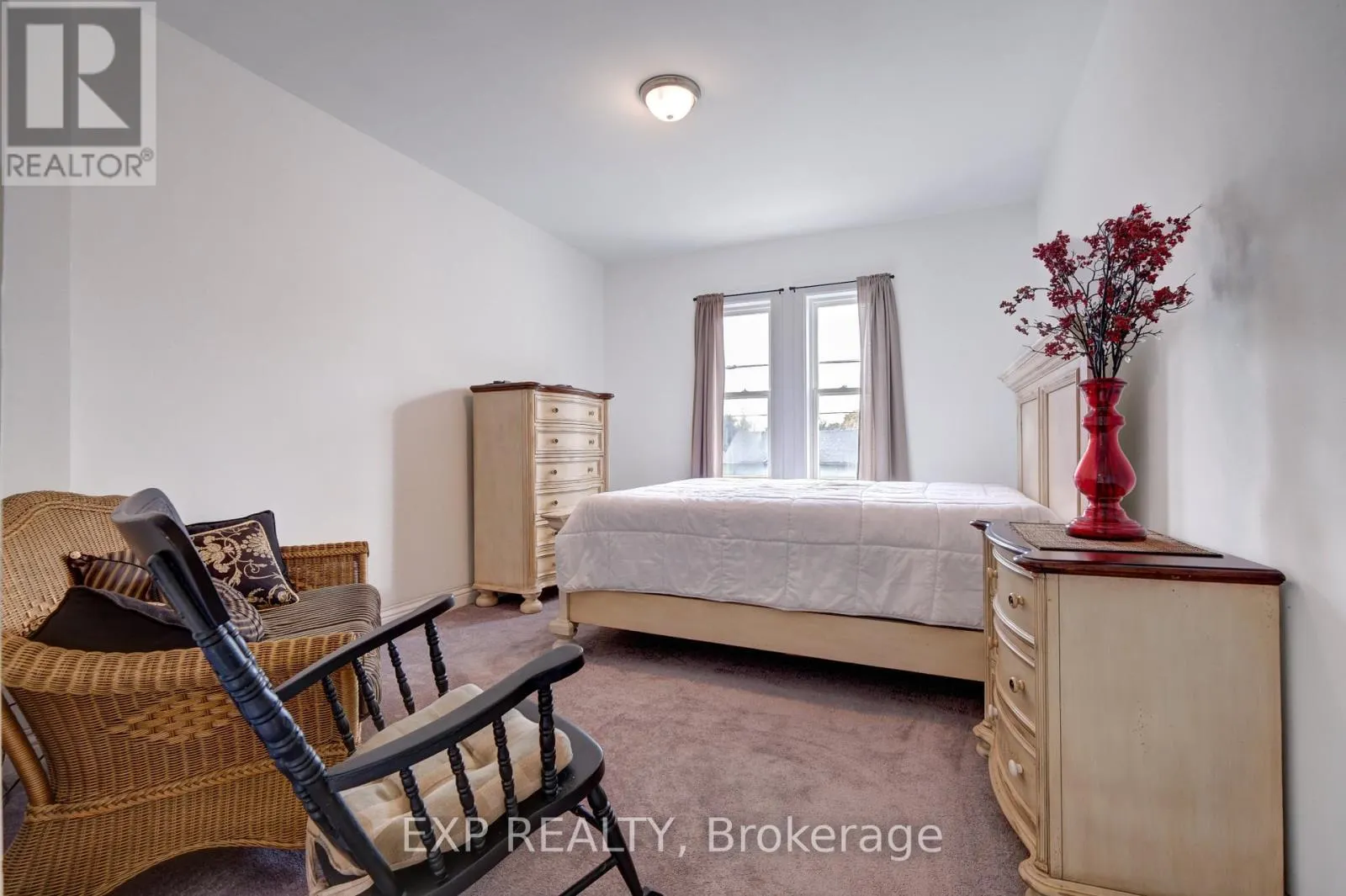 853 SIMCOE STREET S