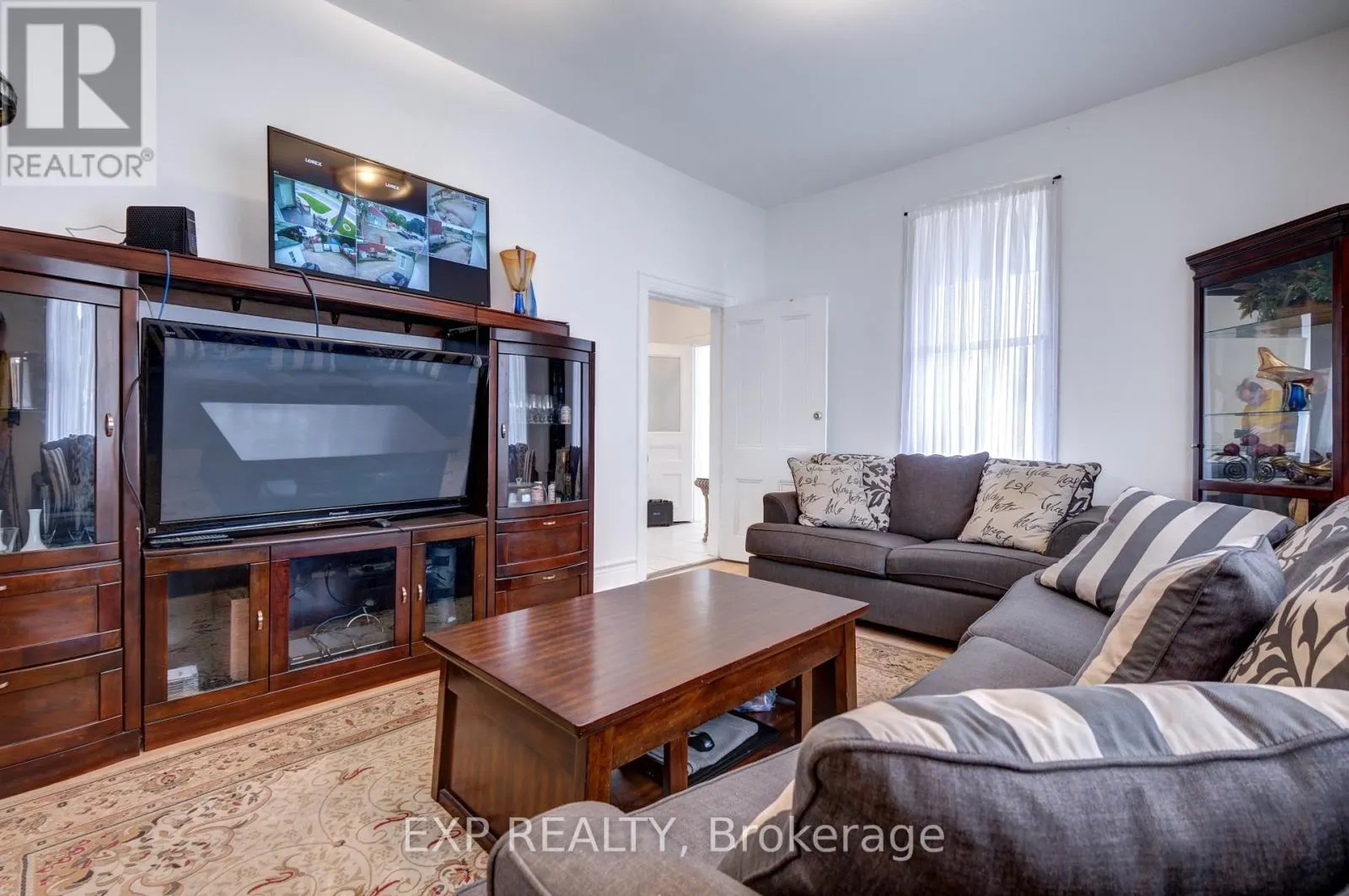 853 SIMCOE STREET S