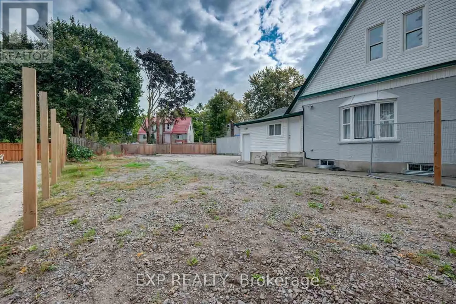 853 SIMCOE STREET S