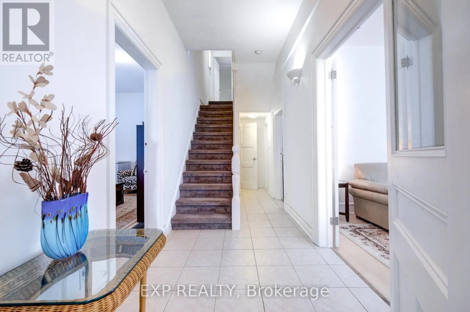853 SIMCOE STREET S
