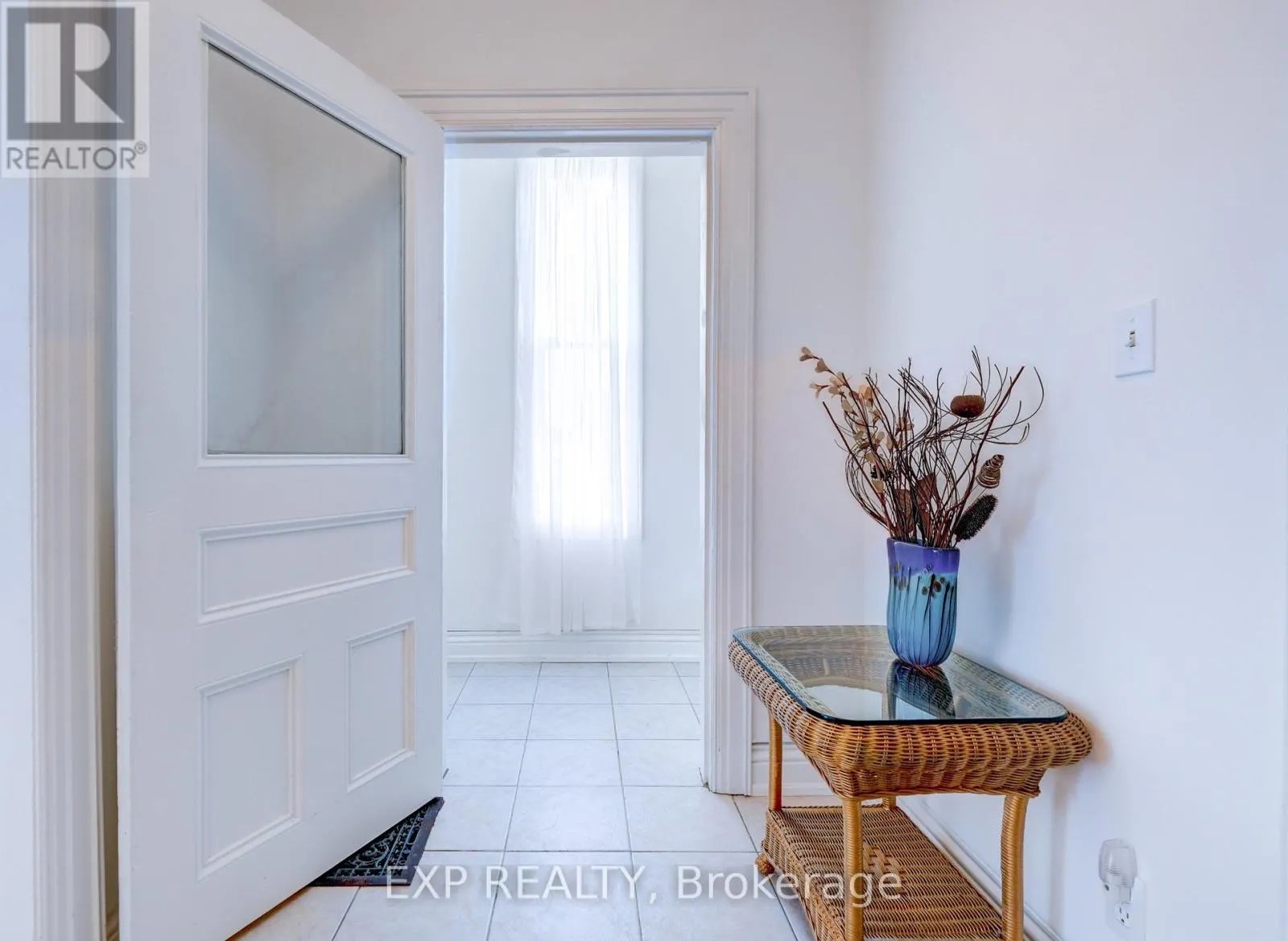 853 SIMCOE STREET S