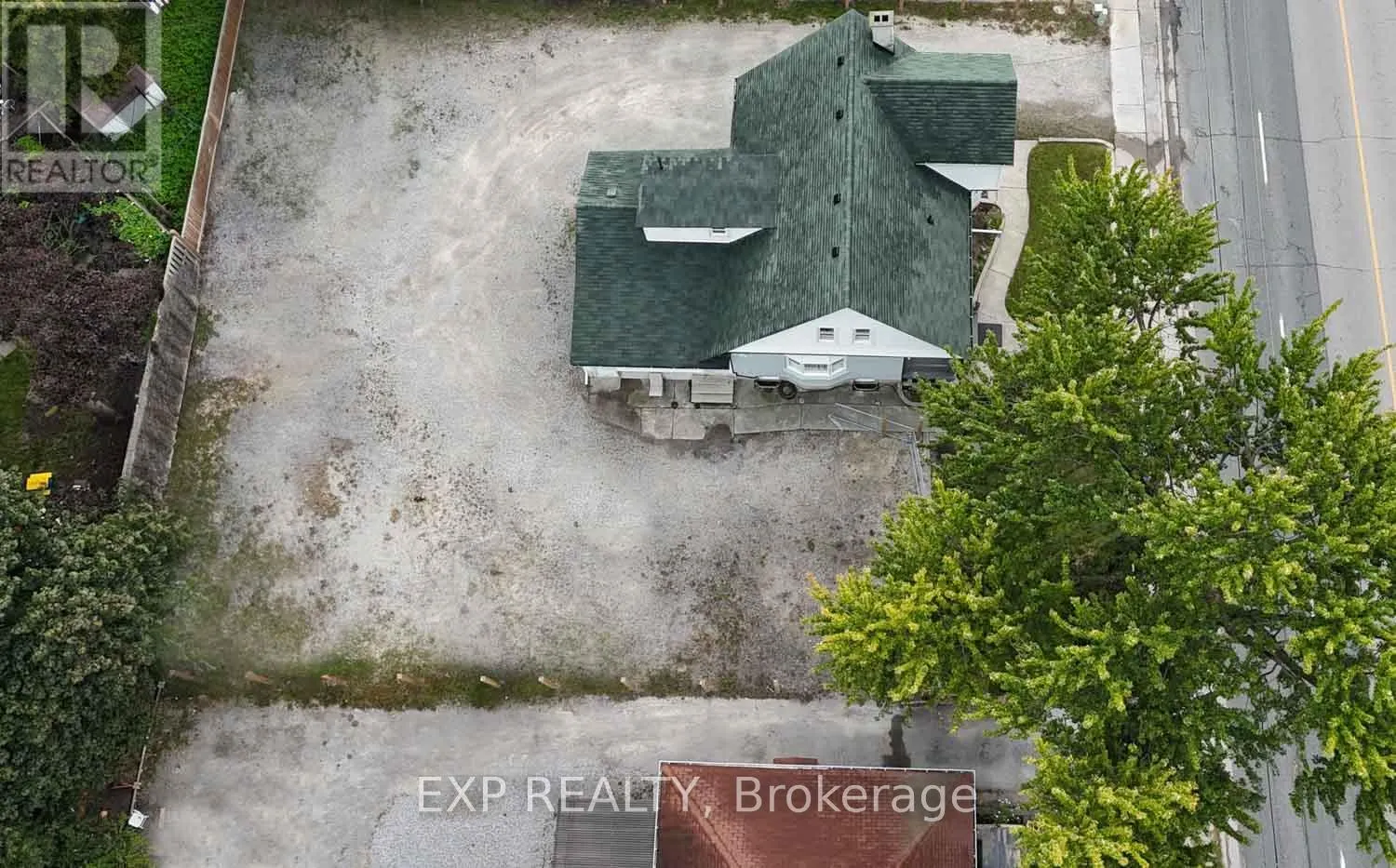 853 SIMCOE STREET S