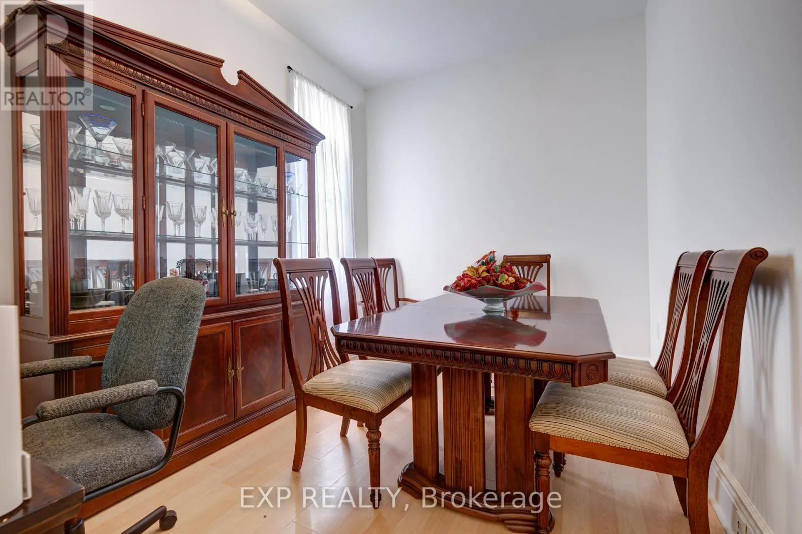 853 SIMCOE STREET S
