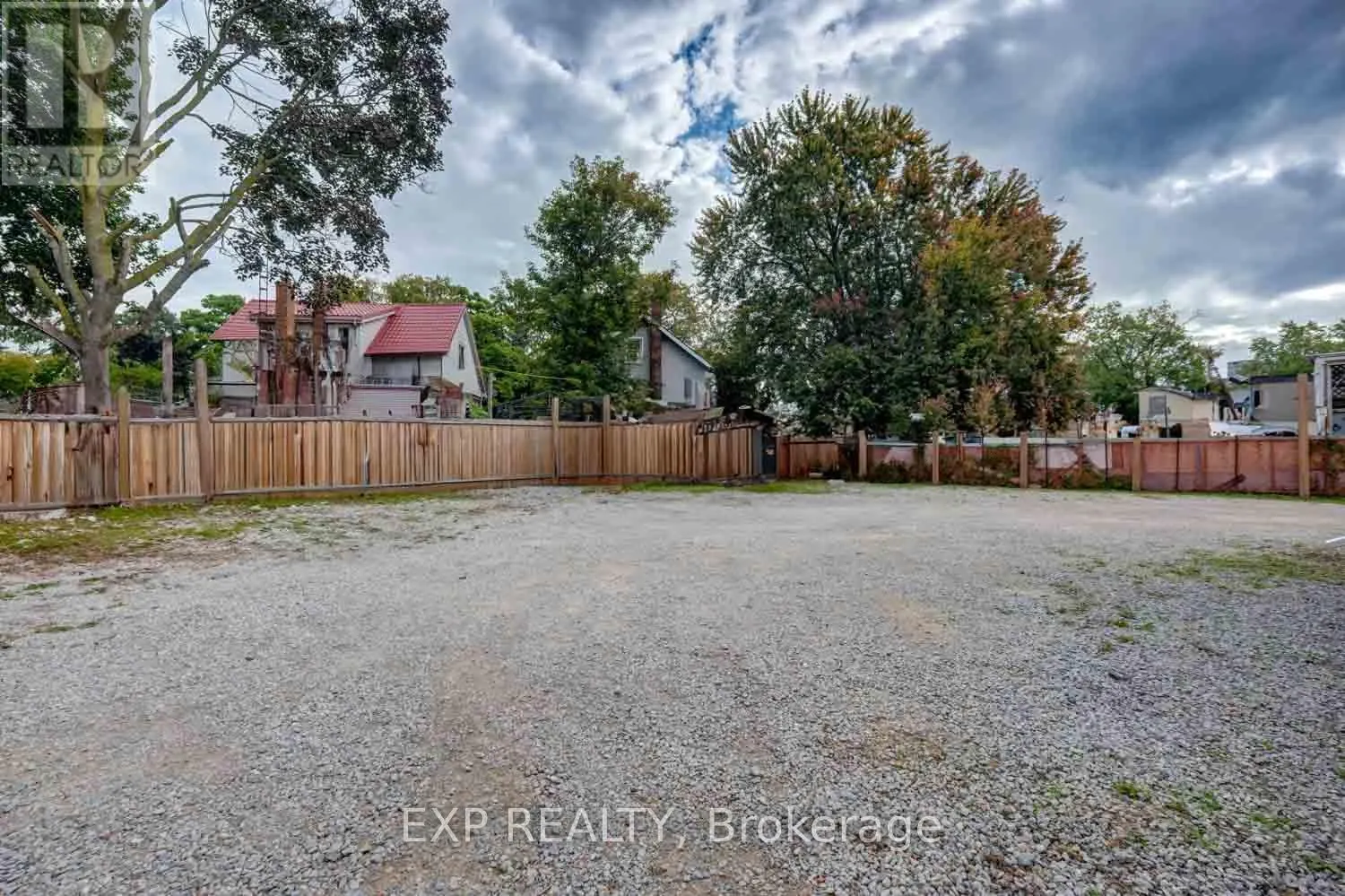 853 SIMCOE STREET S