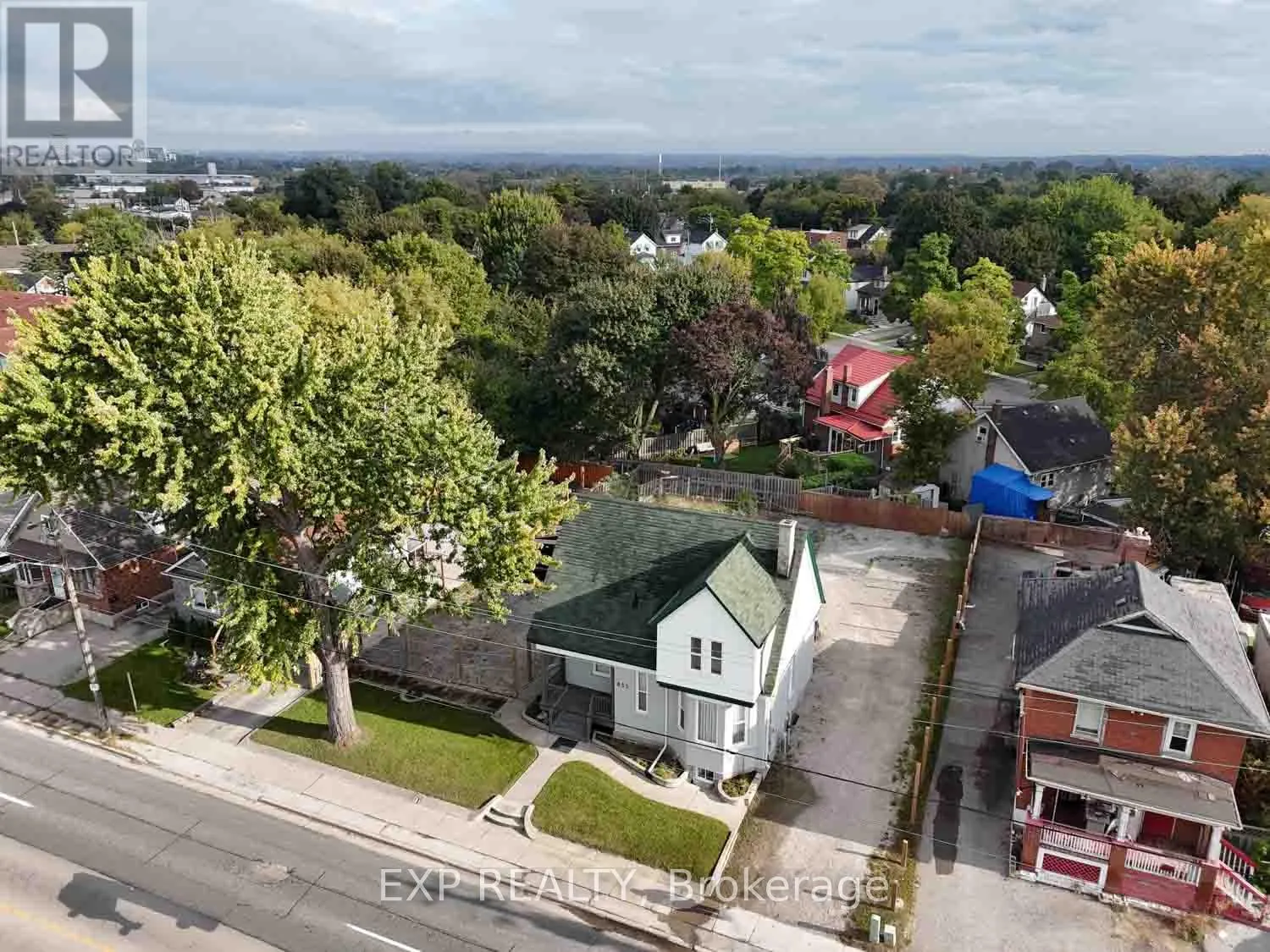 853 SIMCOE STREET S
