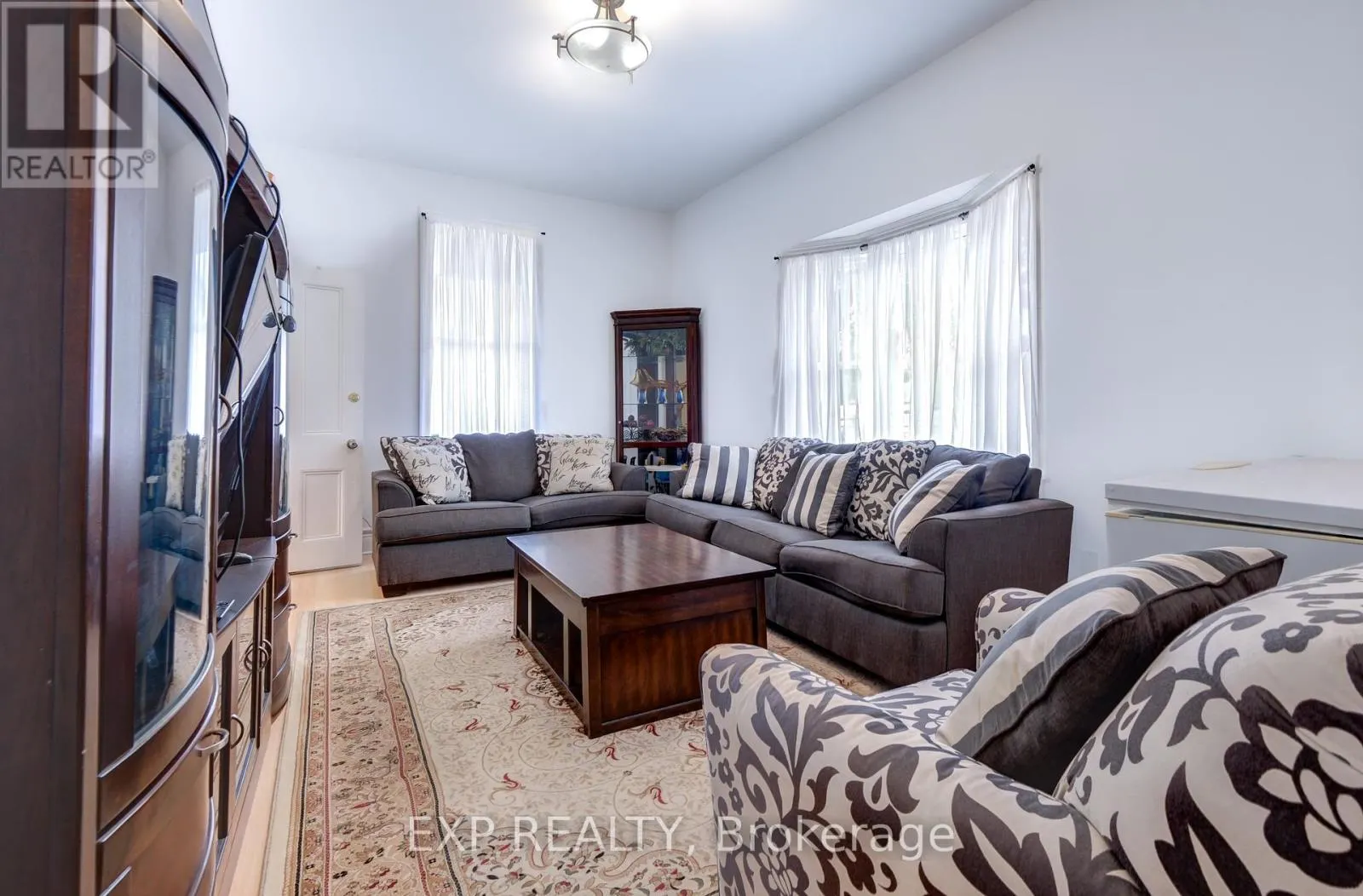 853 SIMCOE STREET S