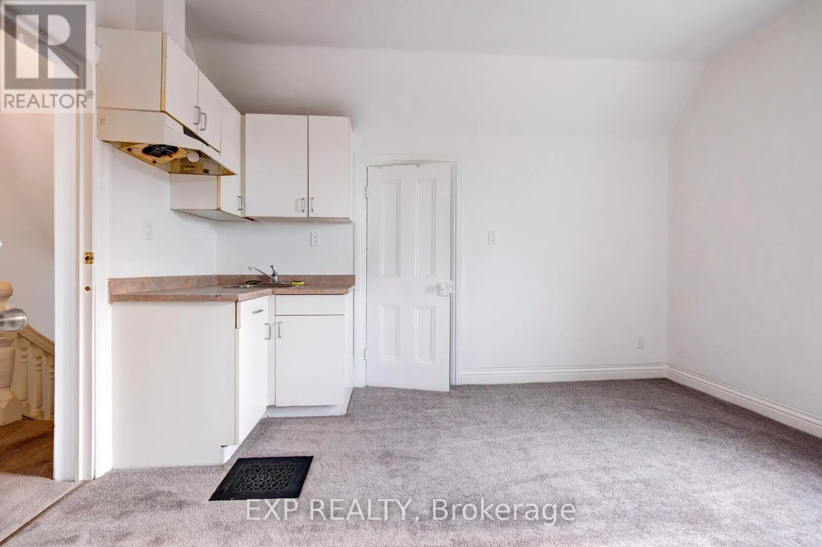 853 SIMCOE STREET S