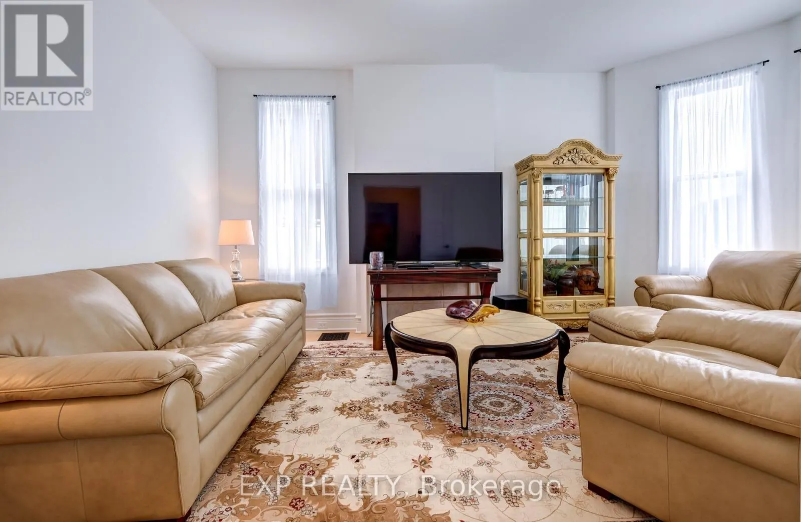 853 SIMCOE STREET S