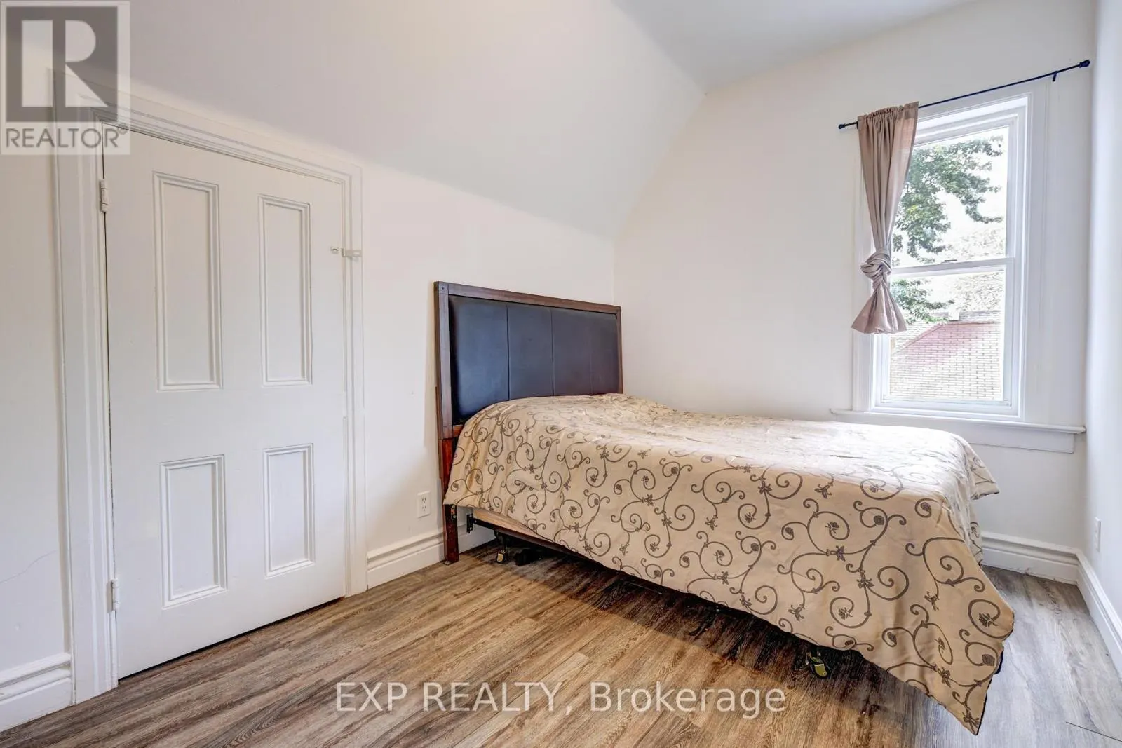 853 SIMCOE STREET S