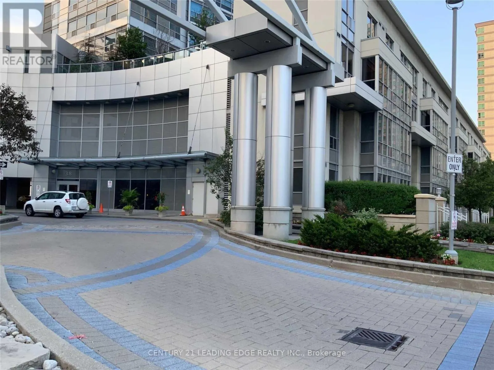 1605 - 33 LEE CENTRE DRIVE