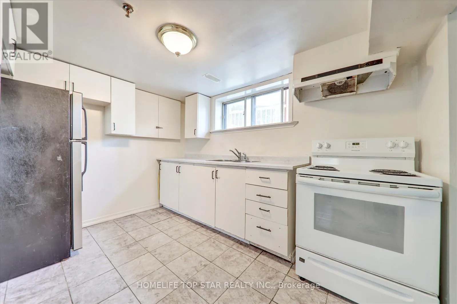 40 LOMBARDY CRESCENT