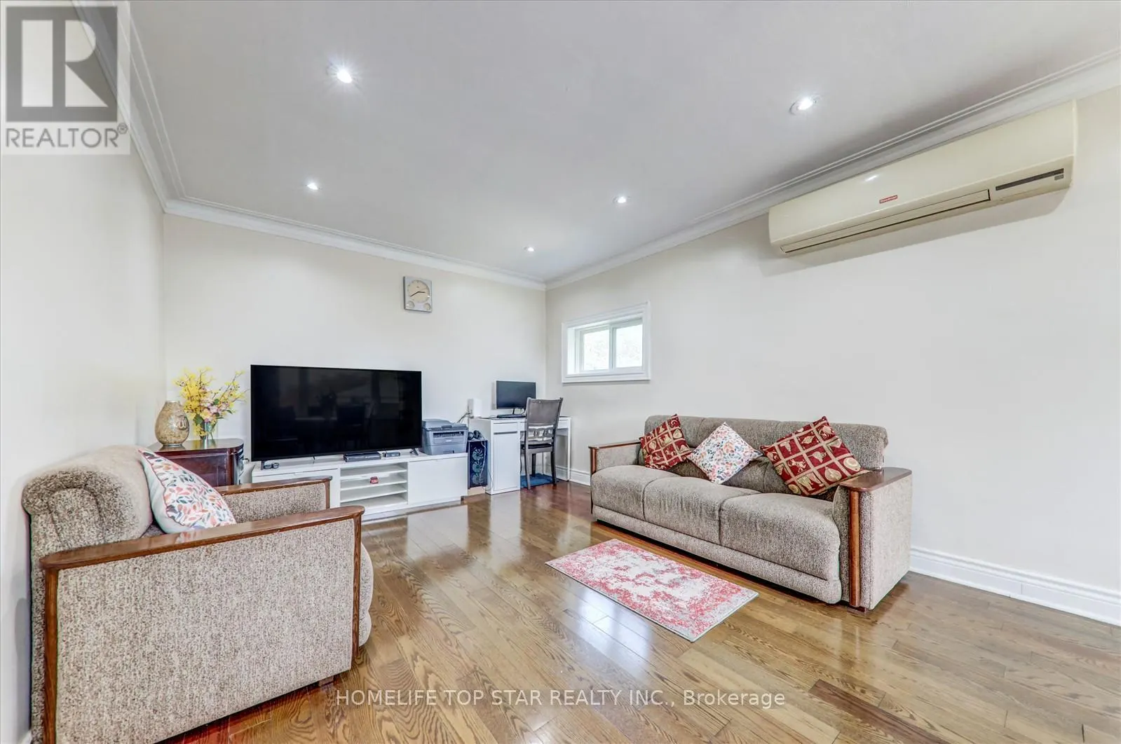 40 LOMBARDY CRESCENT