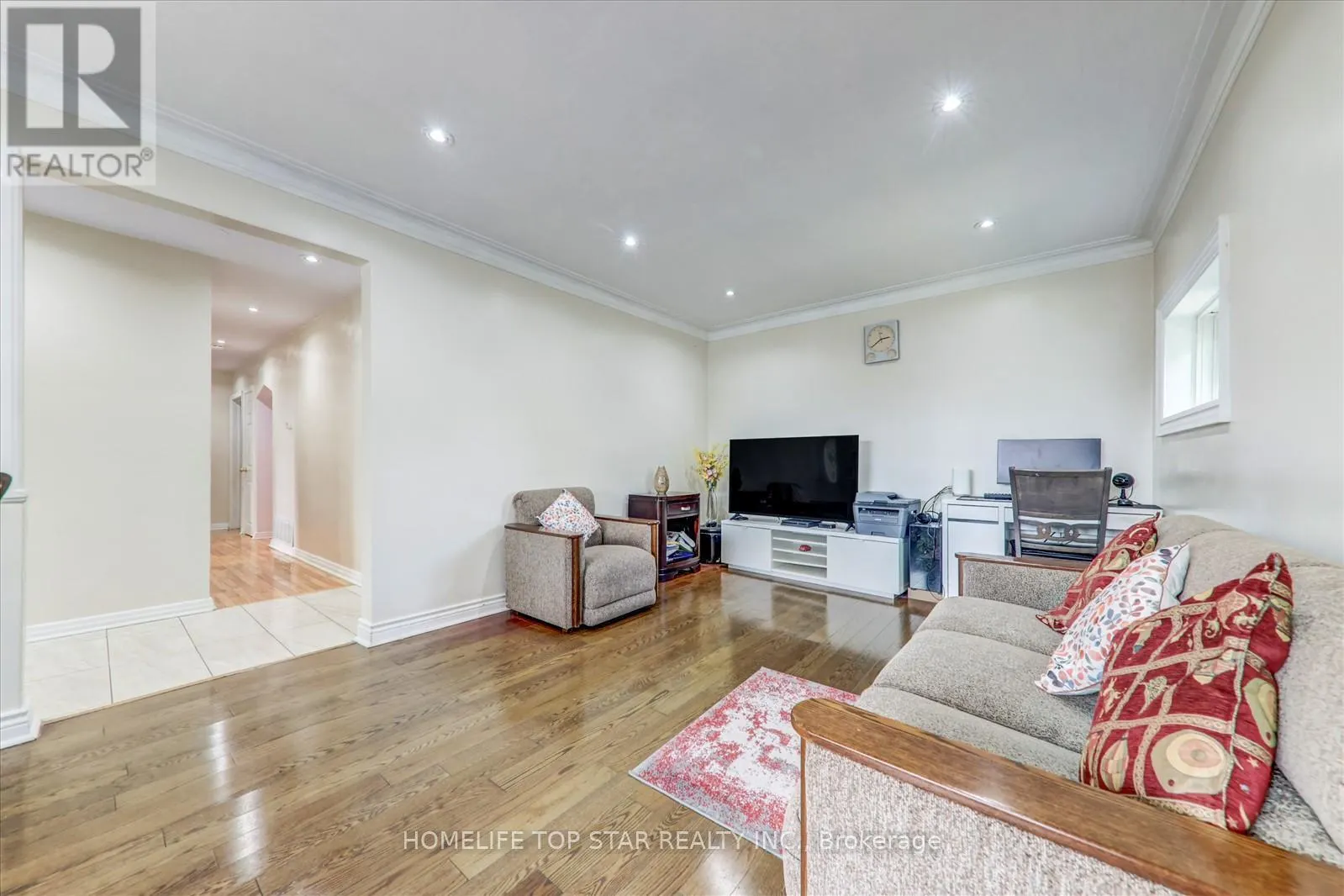 40 LOMBARDY CRESCENT
