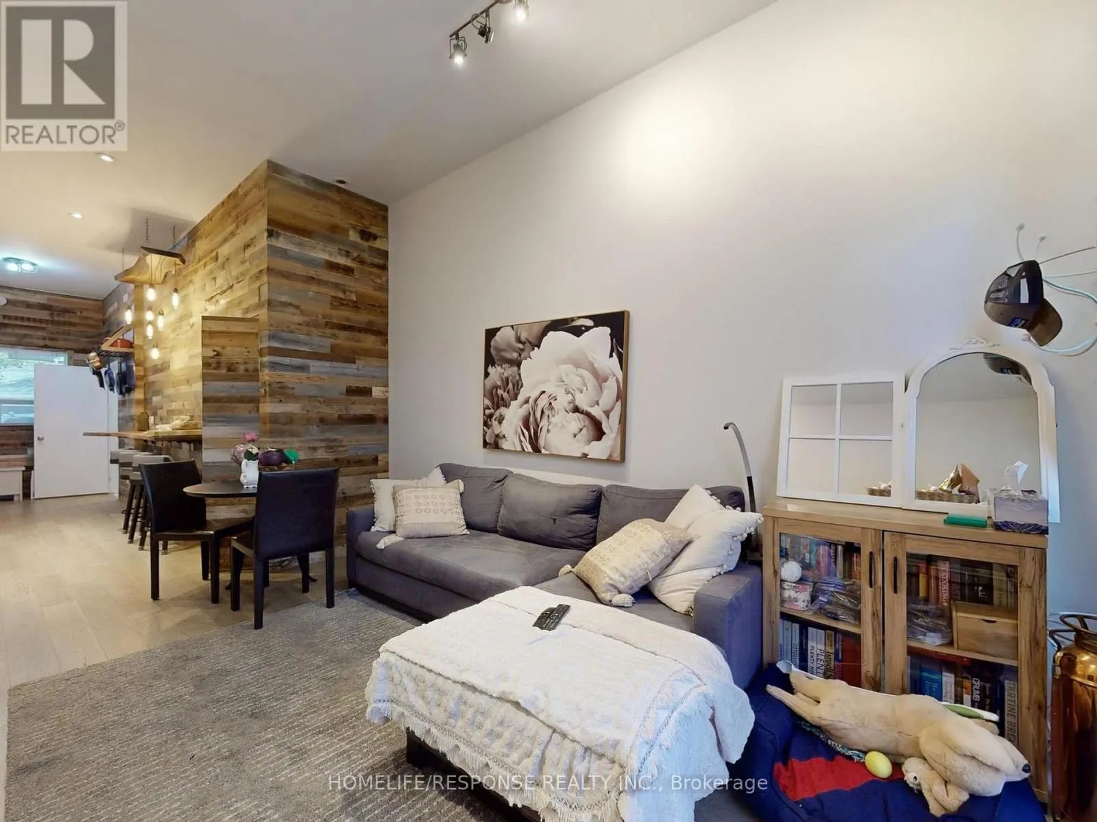 1095 DUNDAS STREET E