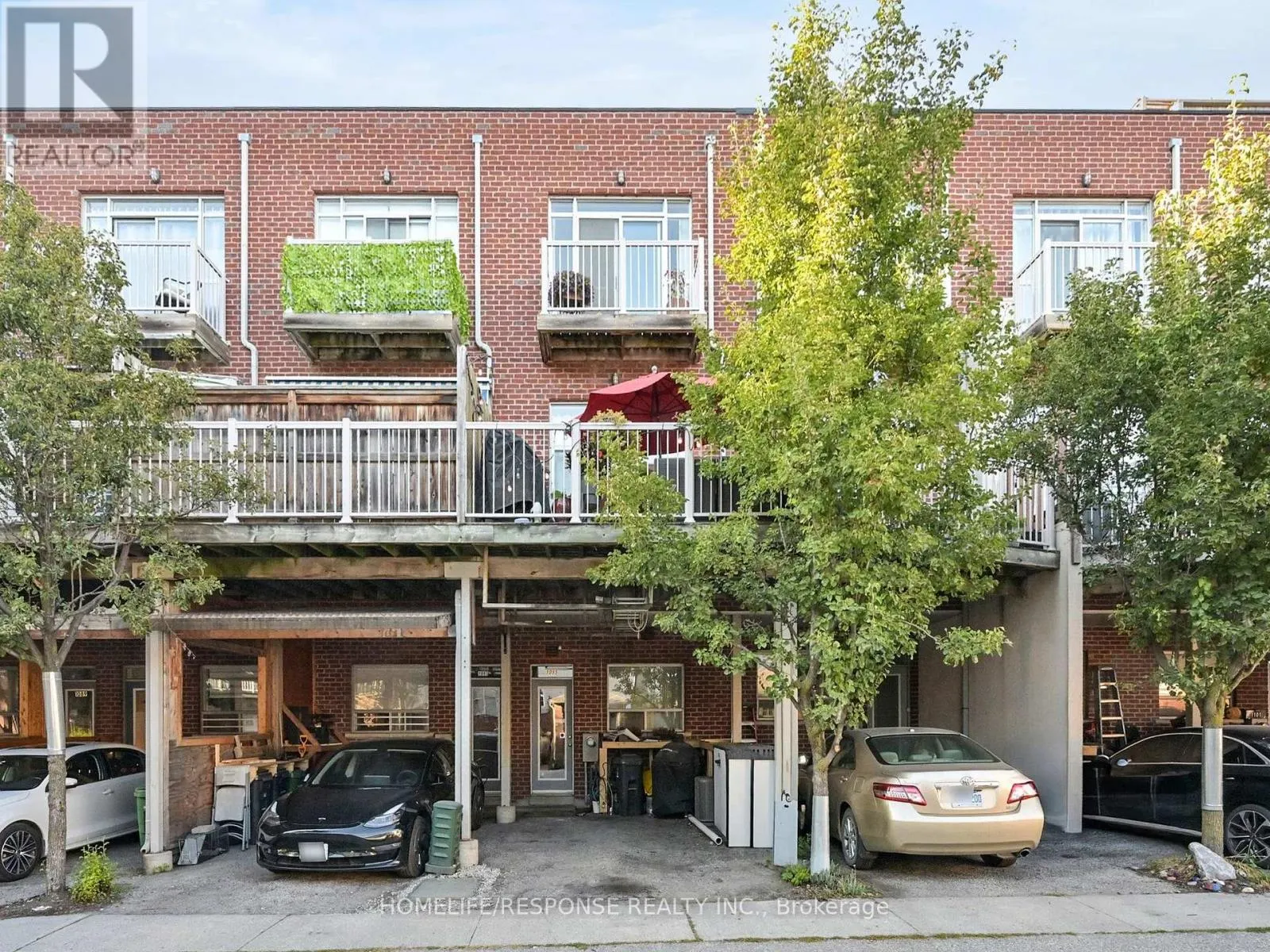 1095 DUNDAS STREET E