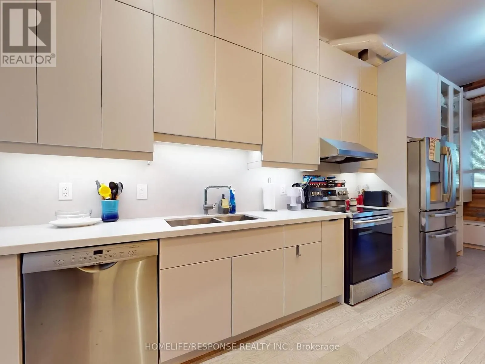 1095 DUNDAS STREET E