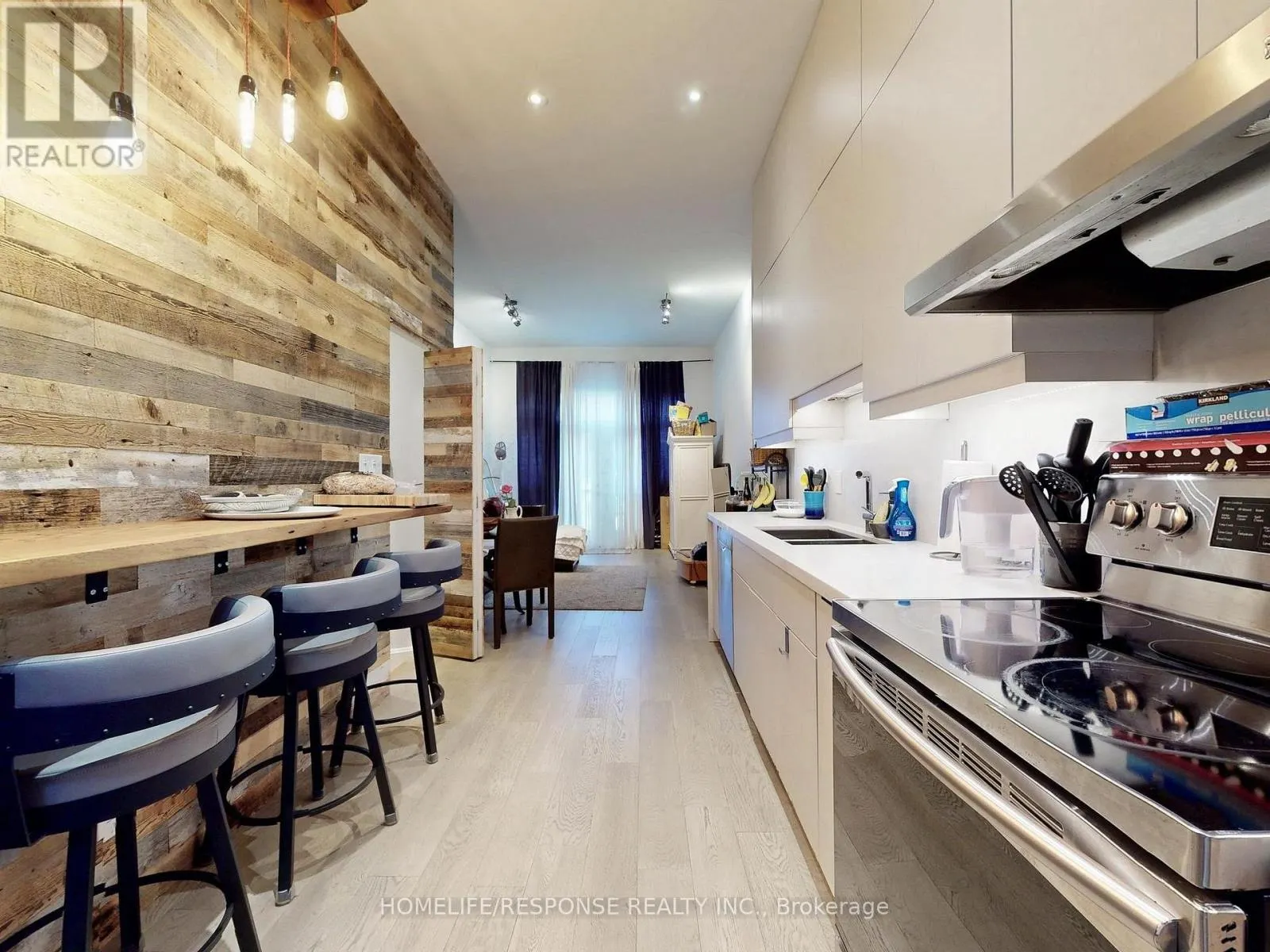 1095 DUNDAS STREET E