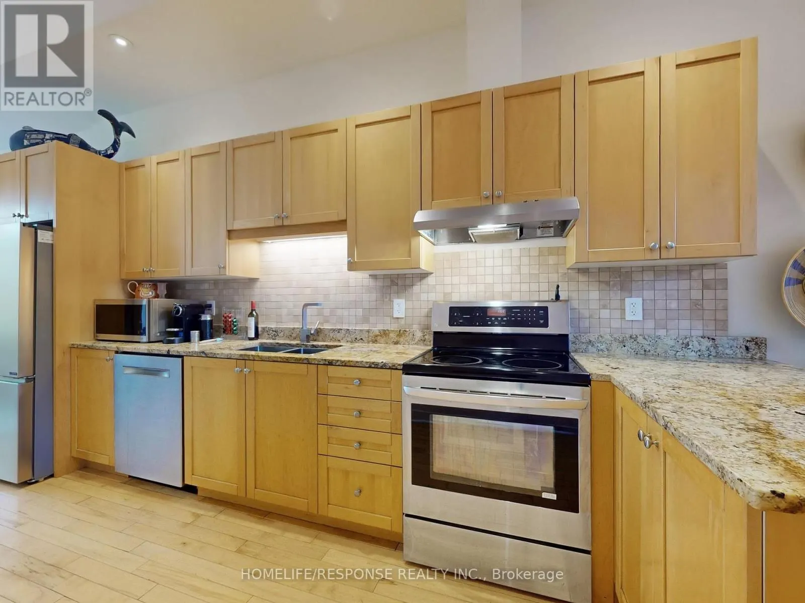 1095 DUNDAS STREET E