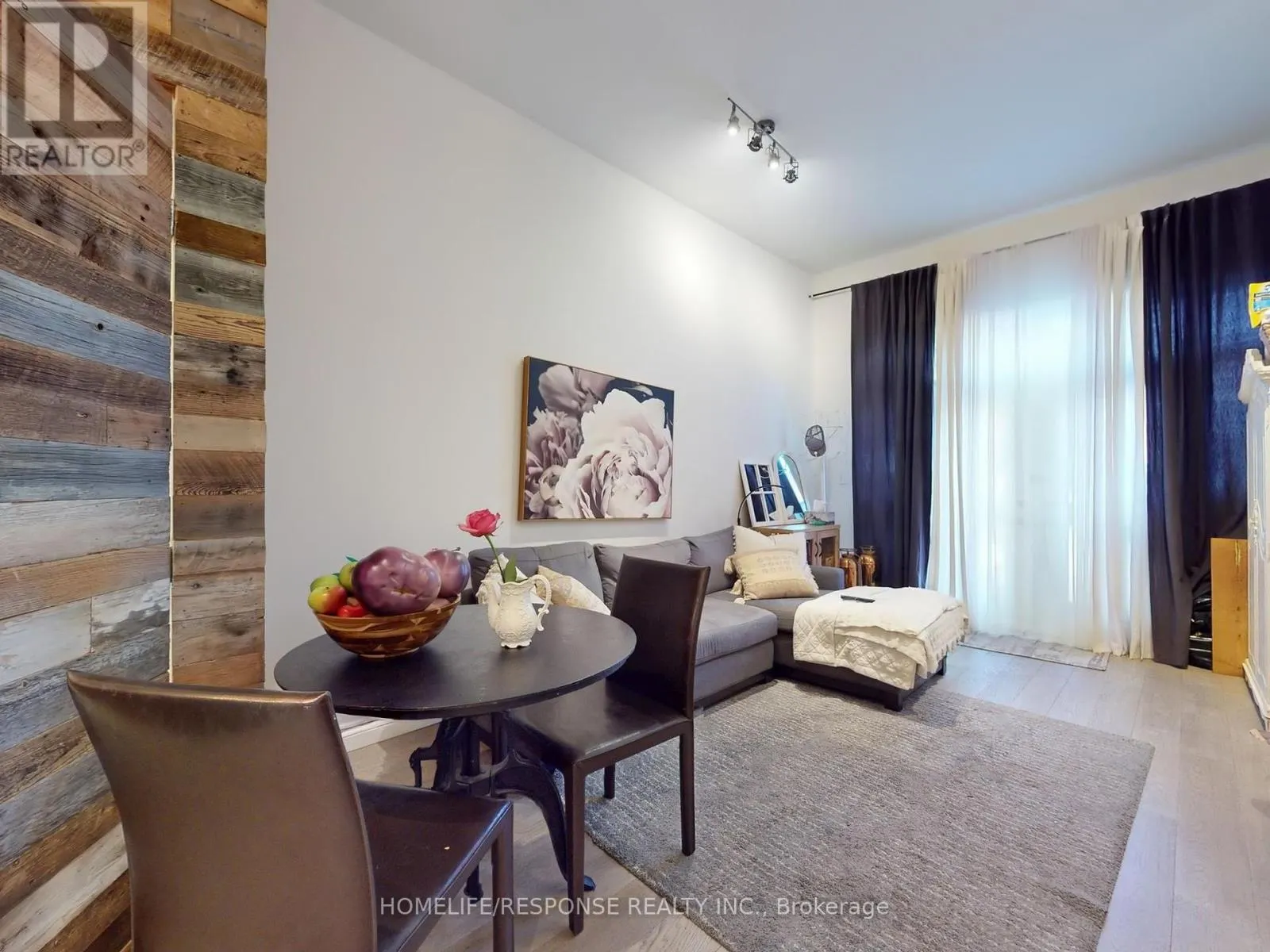1095 DUNDAS STREET E