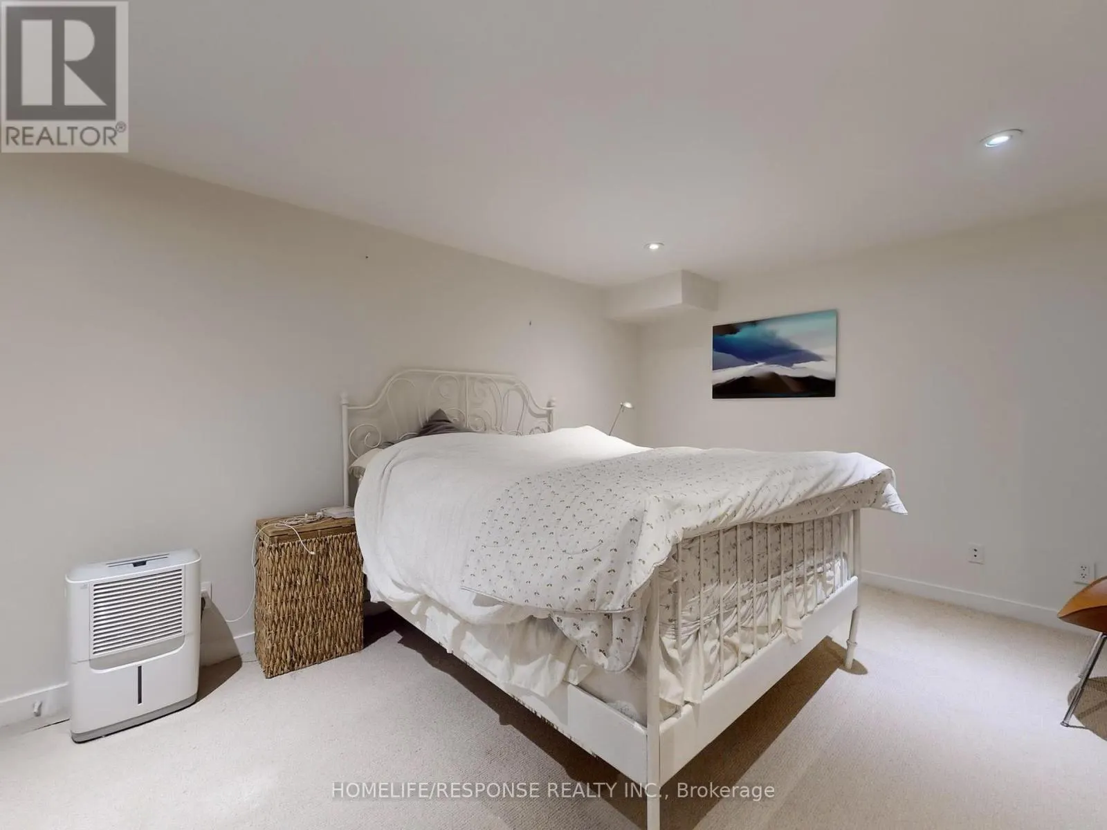 1095 DUNDAS STREET E