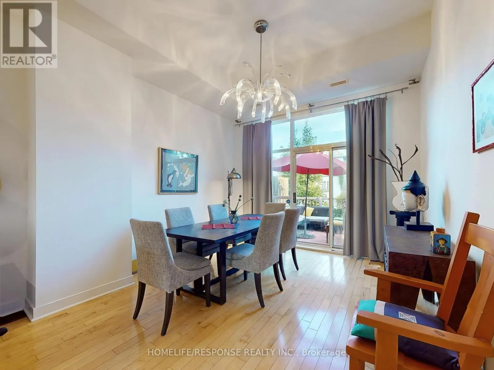1095 DUNDAS STREET E