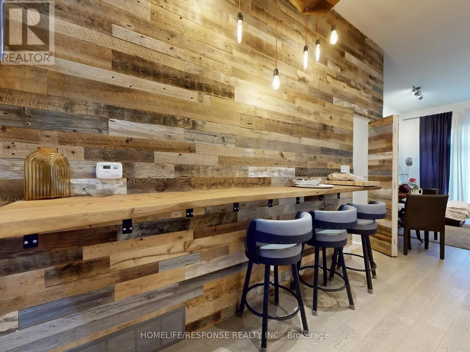 1095 DUNDAS STREET E