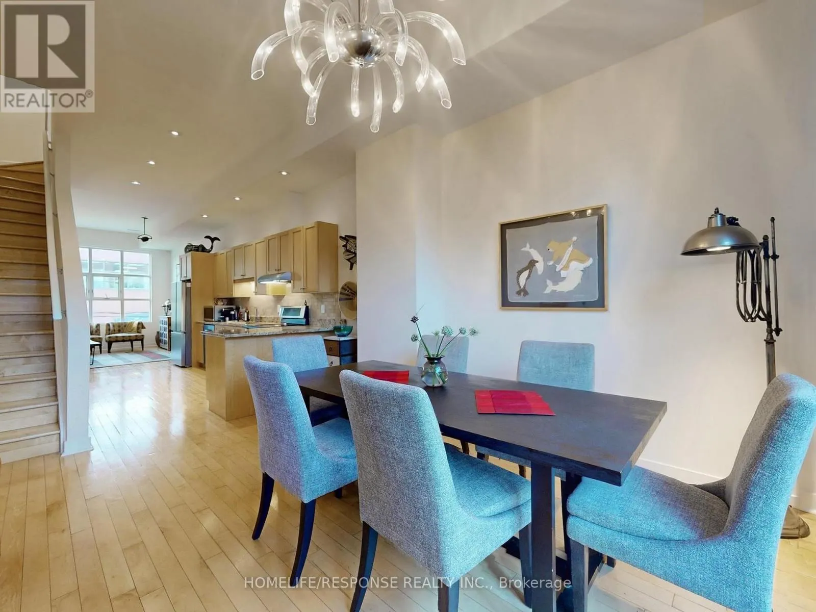1095 DUNDAS STREET E