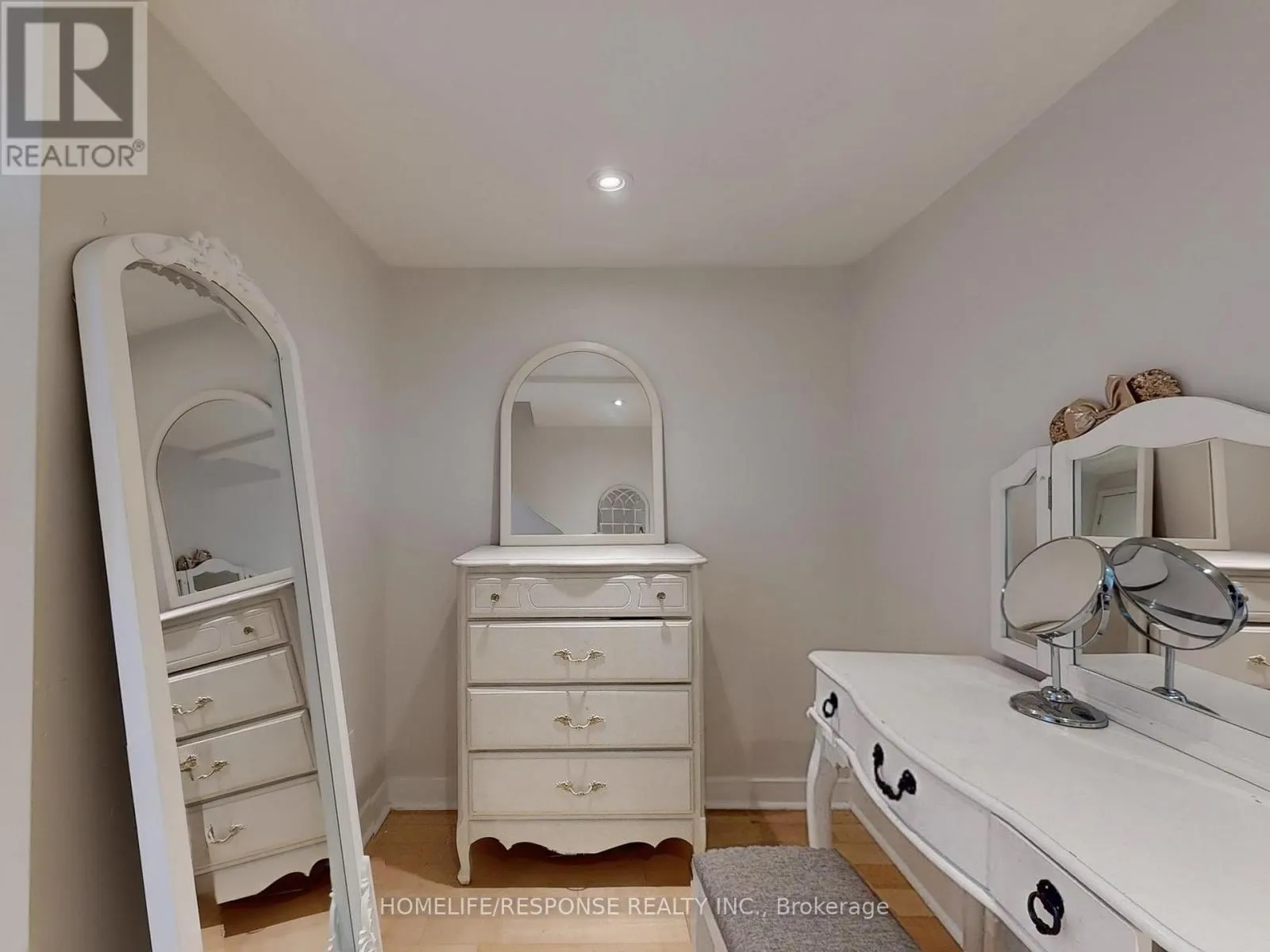1095 DUNDAS STREET E